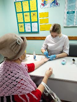 В День здоровья, посвященный Всемирному Дню борьбы с сахарным диабетом, сотрудники межрайонного Эндокринологического центра проверили в поликлинике № 2 г. Йошкар-Олы уровень сахара крови у 234 пациентов В День здоровья, посвященный Всемирному Дню борьбы с сахарным диабетом, сотрудники межрайонного Эндокринологического центра проверили в поликлинике № 2 г. Йошкар-Олы уровень сахара крови у 234 пациентов